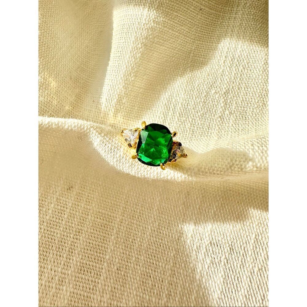 Super sparkly bright emerald green cubic zirconia cocktail ring